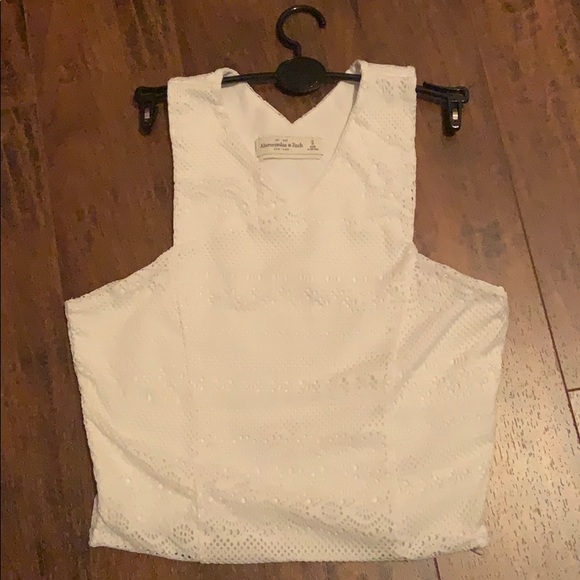 Abercrombie & Fitch Tops - Abercrombie lace crop top